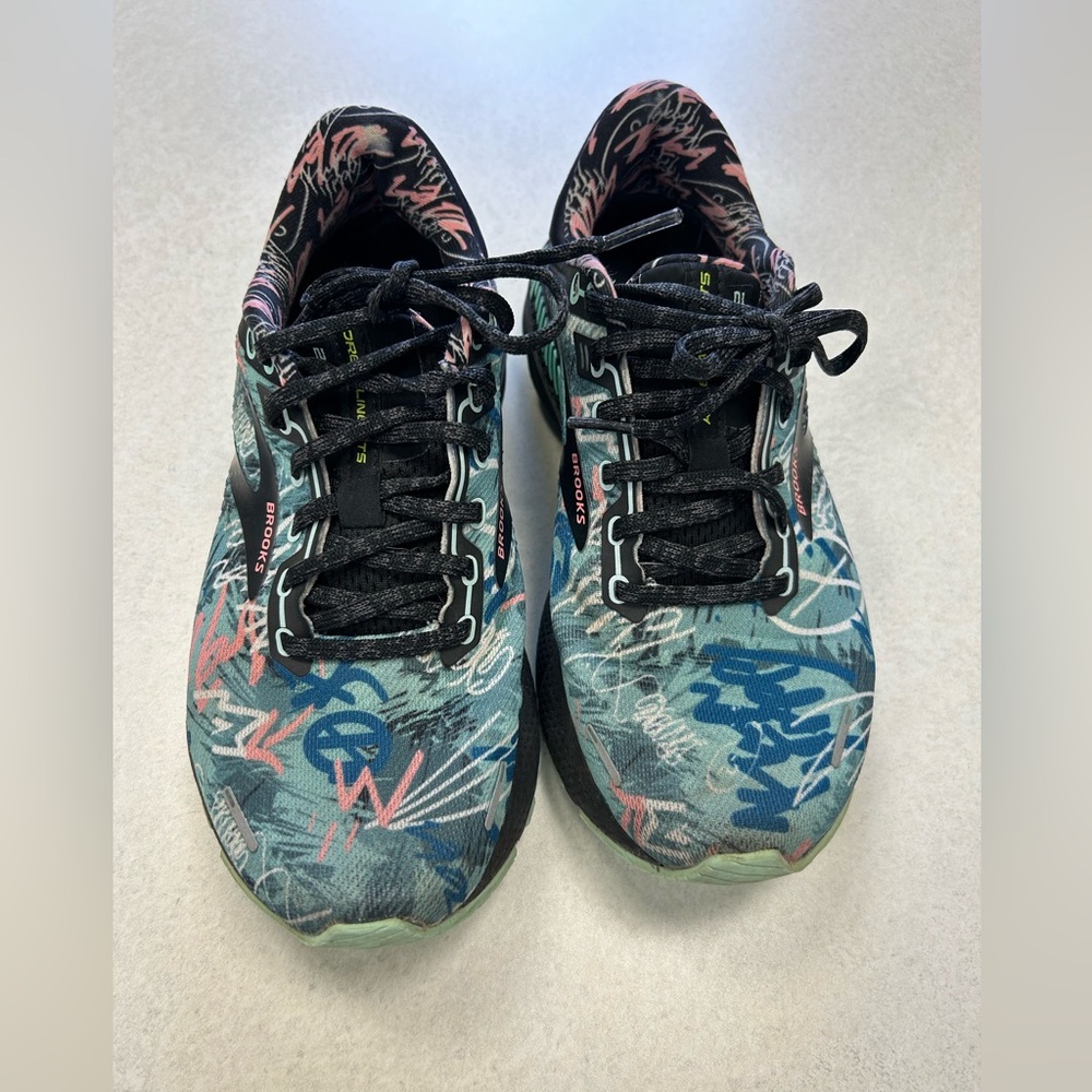 Brooks Adrenaline GTS women’s running shoes in size 8.